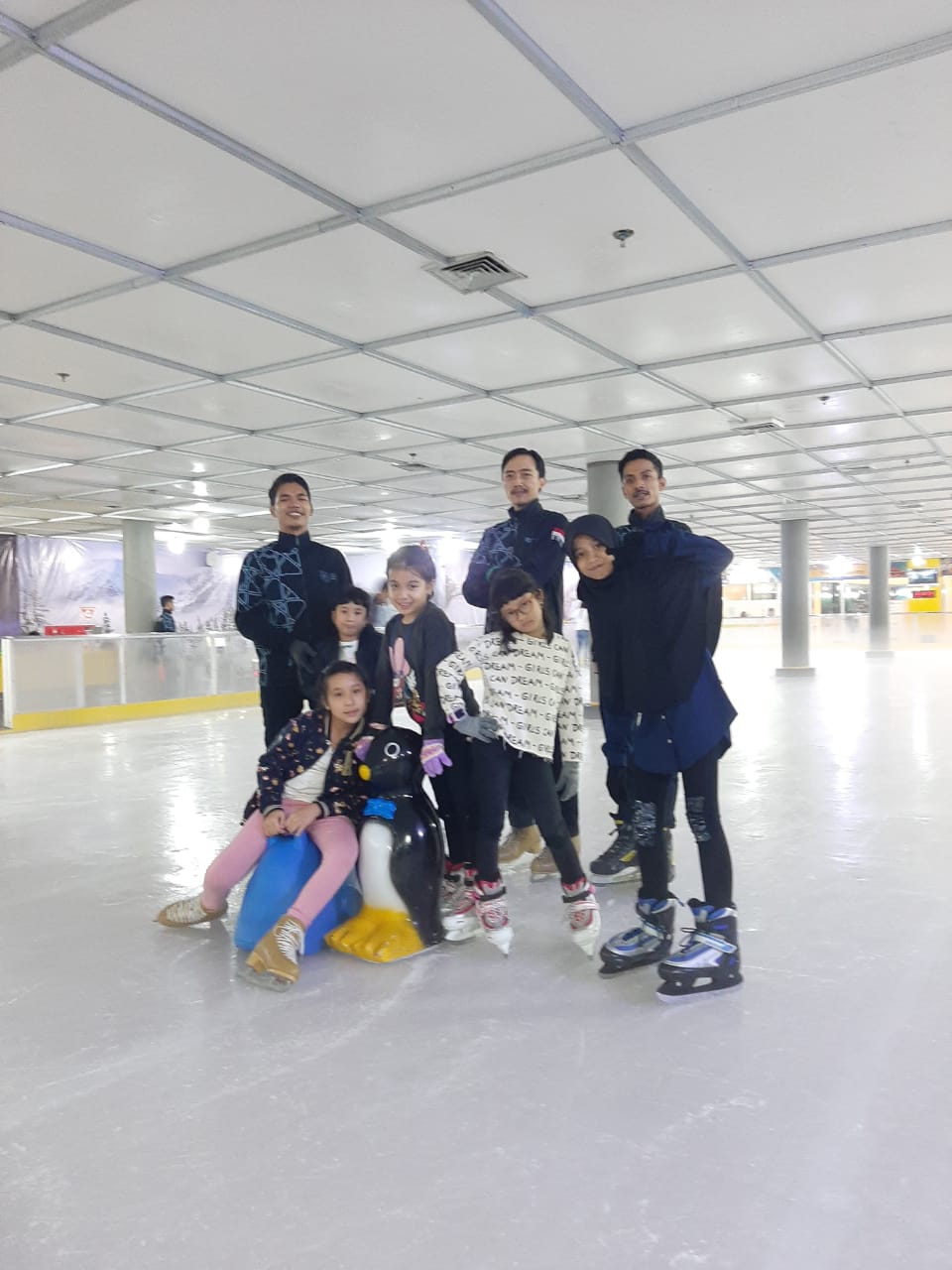 Kini SKA Ice Skating Rink seluas 600m2 dengan es asli sudah hadir dilantai 3 Mal SKA Pekanbaru.(foto: mal ska for riaupos).